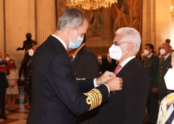 Javier Carnicer recibe la Cruz de Oficial de la Orden de Isabel la Católica