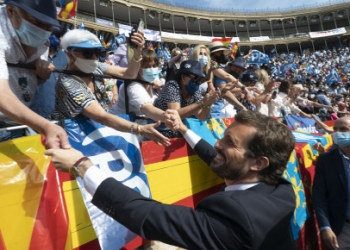 El Observatorio debate si es correcto el uso del himno nacional en congreso políticos