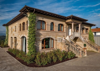 La Asociación de Protocolo de Asturias organiza una visita al Palacio de Luces en Colunga