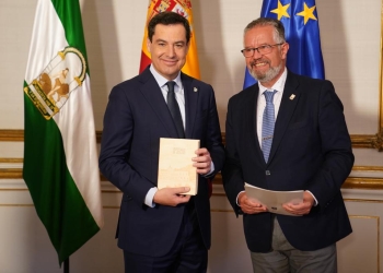 El presidente andaluz recibe a la AEP, que celebró en Sevilla su Asamblea General en su 30 aniversario