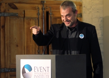 “Este libro da pistas sobre cómo los estímulos del entorno afectan al comportamiento de los asistentes a un evento”