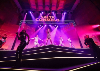 Experientia y la compañía Yllana presentan ‘Salta Conmigo’, el show musical que celebra 40 años de música española